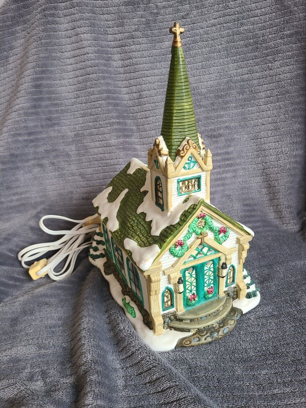 Vintage Carole Towne 2004 Crystal Chapel Christmas village lighted church